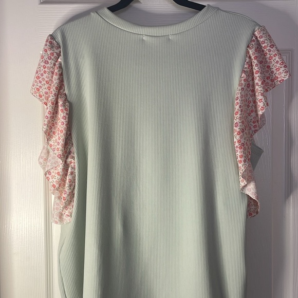 Beautiful sage green ribbed top with floral flutter sleeves NWOT - Picture 7 of 7